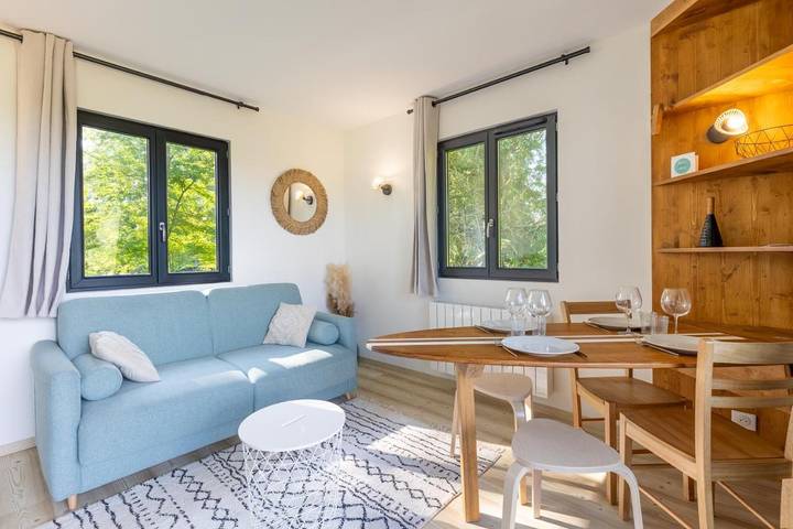 Gîte pour 4 personnes, avec Balcon et Terrasse ainsi que Jardin et Vue à Genouilleux