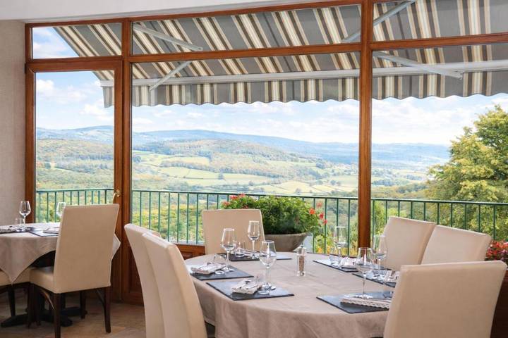Hôtel pour 2 personnes, avec Jacuzzi ainsi que Terrasse et Piscine à Château-Chinon (Ville)