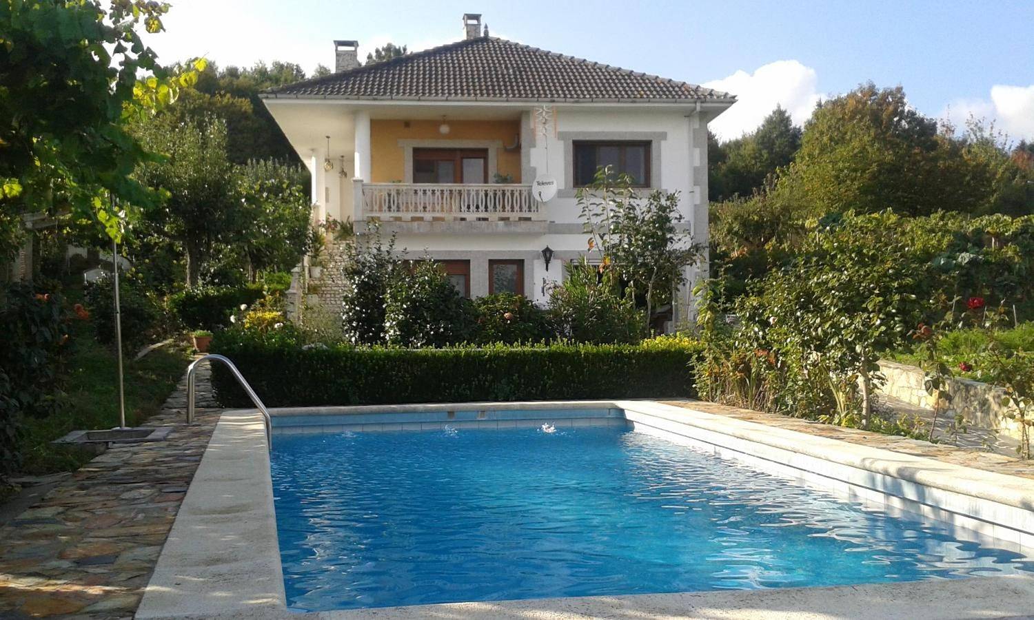 Villa 'Con Piscina En Pantòn Ribeira' com vista para a montanha, piscina privada e Wi-Fi in Pantón, Lugo (província)