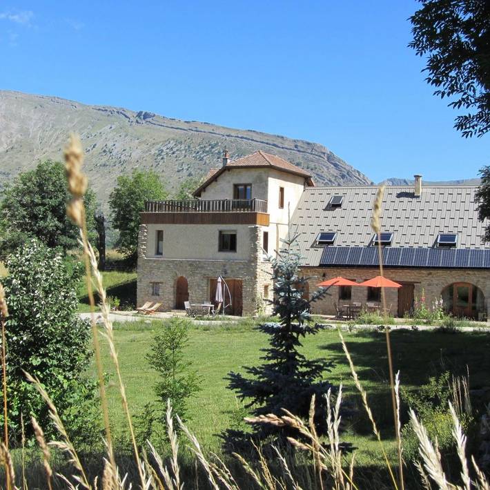 Chambre d’hôte pour 3 personnes, avec Terrasse et Jacuzzi ainsi que Jardin et Vue