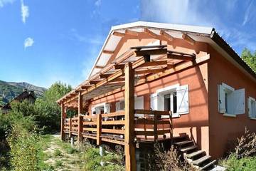 Maison de campagne pour 12 personnes, avec jardin et terrasse, animaux acceptés à Colmars