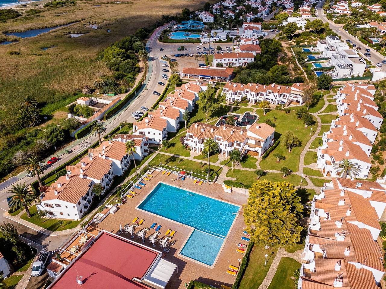 Apartamento entero, Apartamento 'Son Bou Gardens Deluxe 1' con piscina compartida, Wi-Fi y aire acondicionado. in San Jaime Mediterráneo, Municipio de Alaior