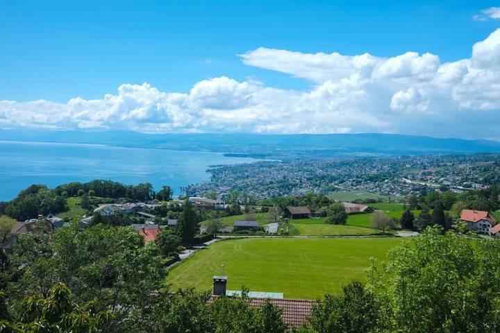 Gîte pour 3 personnes, avec Terrasse et Jardin ainsi que Vue sur le lac et Vue dans Grandvaux