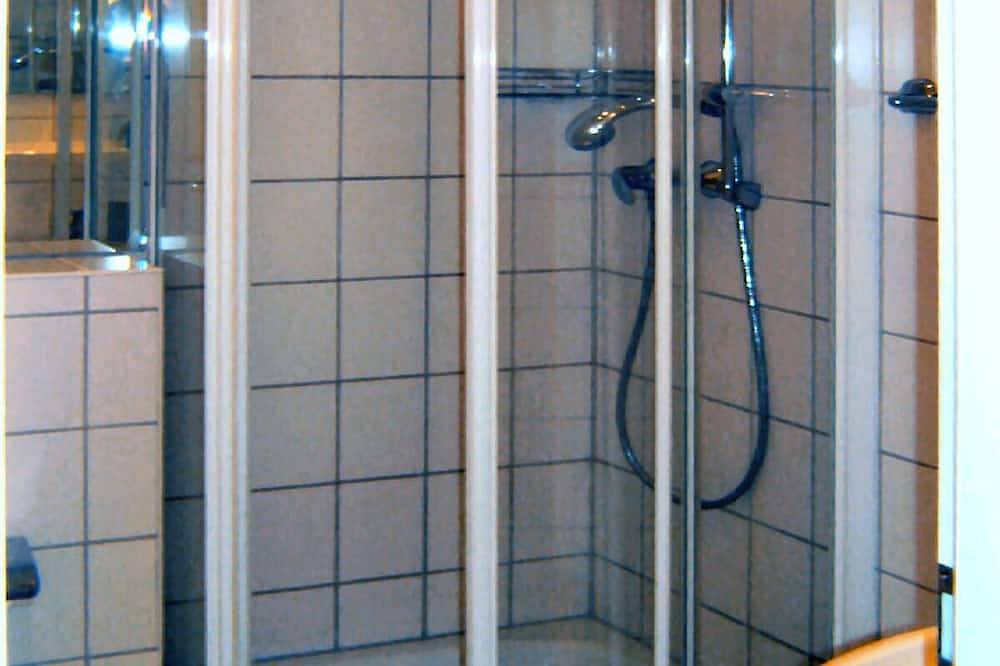 Ganze Wohnung, Rügen-Ferien im historischem Gutshof: Altes Gutshaus Losentitz - Ferienwohnung 4 in Halbinsel Zudar, Garz/Rügen