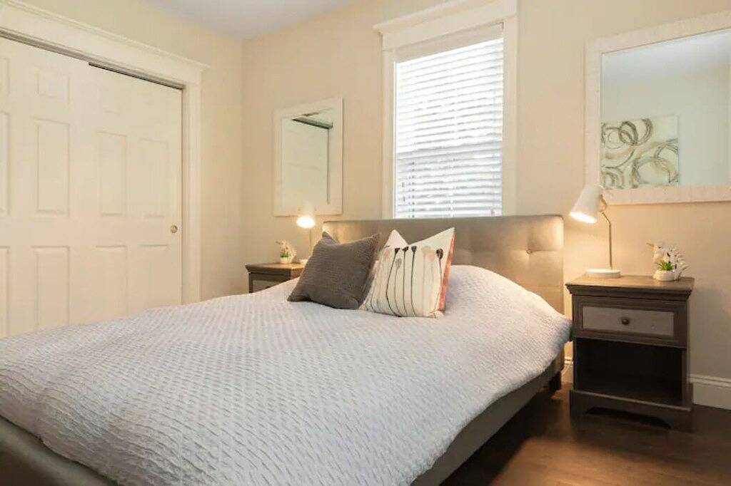 Ganze Wohnung, Großes und modernes Luxus-Duplex-Haus in der Nähe von Boston und Cambridge mit kostenlosem Parkplatz in Everett (MA), Massachusetts