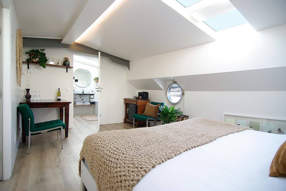 Central & Modern studio on Eco-Houseboat Excelsior! in Amsterdam West, Nederlandse kust