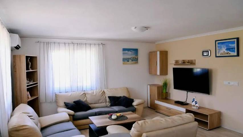 Ferienhaus für 9 Personen, mit Terrasse und Garten sowie Pool