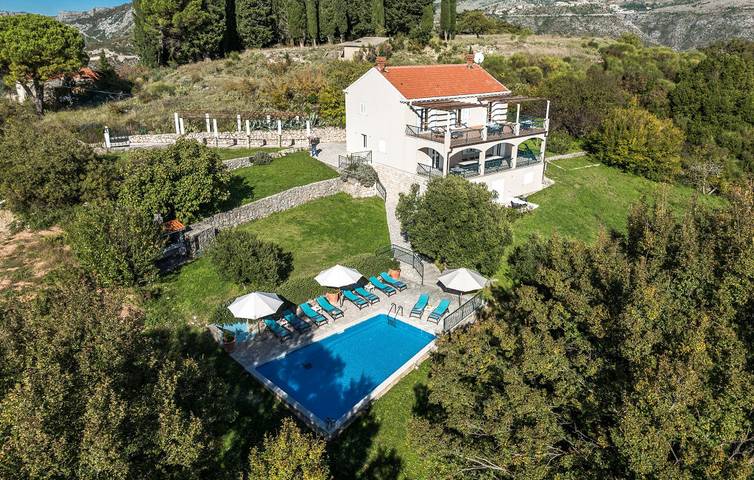 Villa for 12 people, with garden and terrace in Srebreno