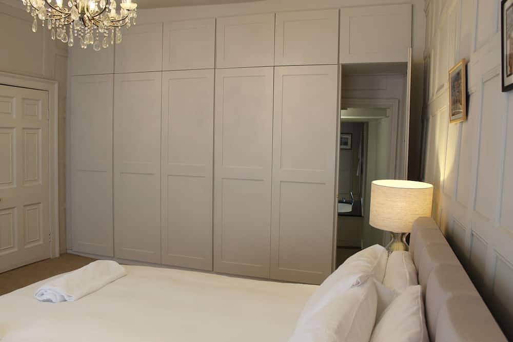 Modern, Spacious Town House Located in Central Chichester and Sleeping 8 - Dogs very welcome! in Chichester, West Sussex