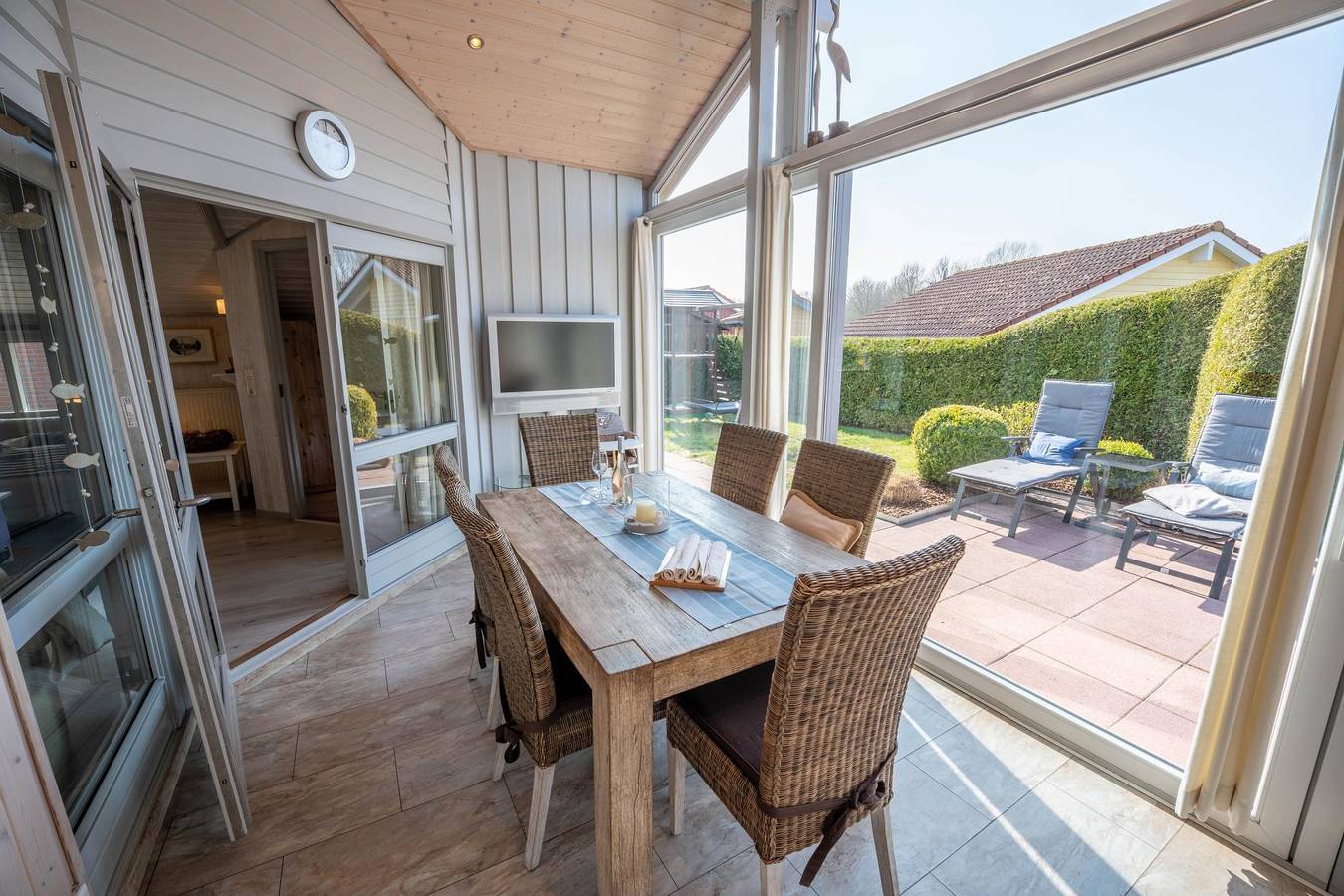 Kinderfreundliches 5 Personen Wellnessferienhaus Treibholz mit zwei Duschen und Toiletten, Sauna, Whirlpool, Kaminofen, Wintergarten und Kanu in Otterndorf in Otterndorf, Cuxland