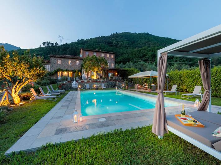 Agriturismo per 10 persone, con giardino e piscina nonché balcone, adatto a famiglie con bambini in Capannori