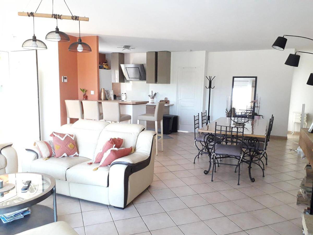 Double Room with Shared Bathroom in Canet (Hérault), Région de Lodève