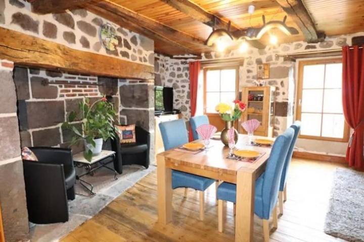 Location de vacances pour 4 personnes, avec jardin et vue à Thiézac
