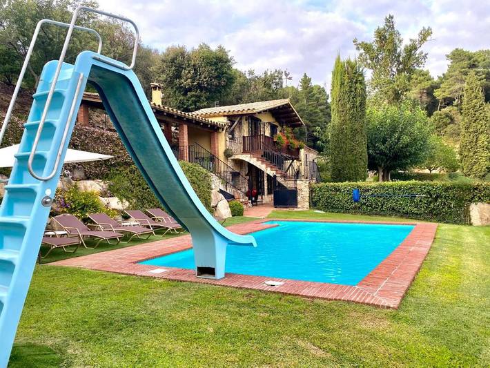 Casa rural para 12 personas, con vistas además de piscina y jardín, Se admiten mascotas en San Felíu de Buxalleu