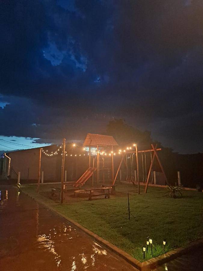 Casas e apartamentos de temporada para 4 pessoas, com vista para o lago e vista e ainda piscina and jardim, com animais de estimação em Delfinópolis