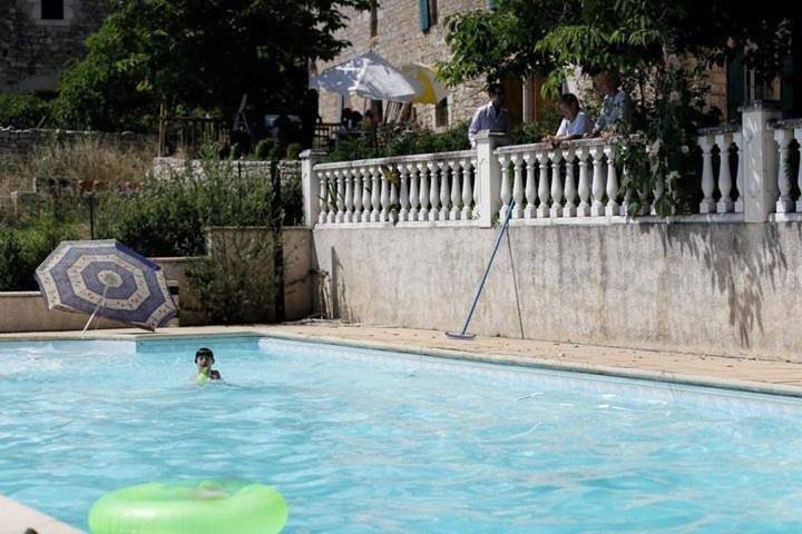 Gîte pour 15 personnes, avec jacuzzi ainsi que piscine et jardin, animaux acceptés à Fayssac