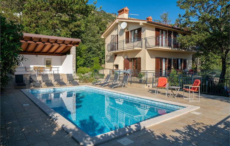 Entspannung am Meer: Geräumiges Apartment mit Pool, Grill und Terrasse in Plomin, Ostküste Istrien