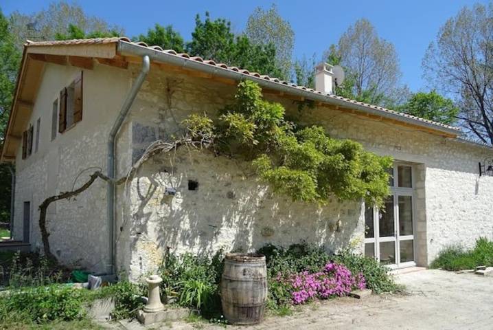 Location de vacances pour 9 personnes, avec Terrasse et Jardin ainsi que Piscine et Vue sur le lac à Saint-Capraise-d'Eymet