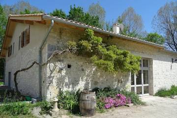 Gîte pour 9 personnes, avec jardin ainsi que piscine et vue sur le lac à Saint-Capraise-d'Eymet