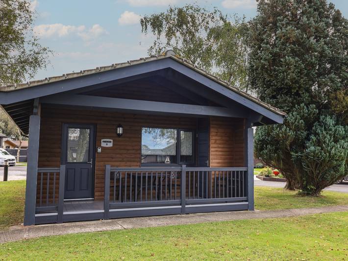 Lodge for 4 people, with garden and pool in Devon