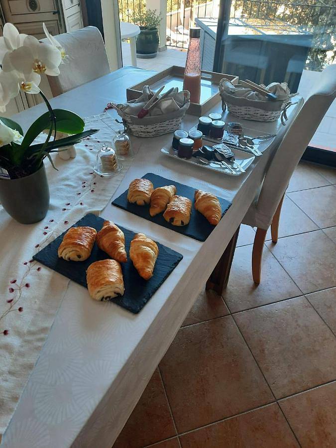 Villa Asunda B&B Spa & Sauna, Chambres d'Hôtes in Saint-Maximin-la-Sainte-Baume, Région de Brignoles
