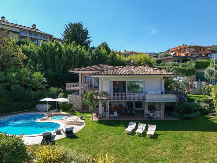 Villa per 10 persone, con vista lago e terrazza nonché giardino a Salò