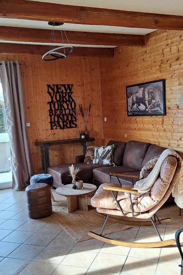 Gîte des Sommets spa privatif vue panoramique sur les montagnes in Lavigerie, Parc naturel régional des Volcans d'Auvergne