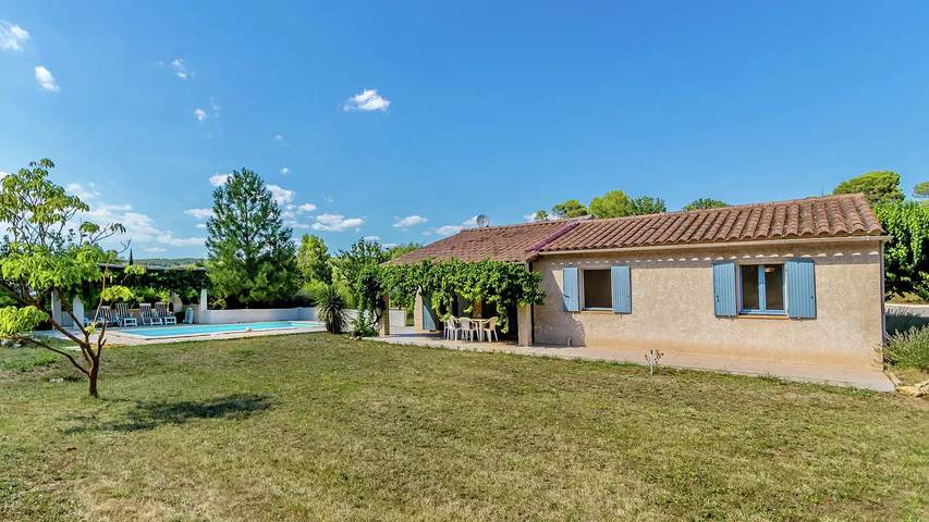 Location de vacances pour 7 personnes, avec piscine et jardin à Saint-Antonin-du-Var