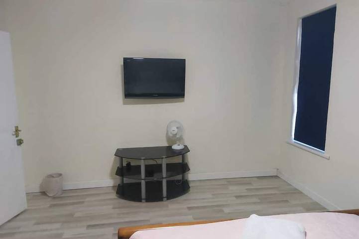 Holiday rental for 7 people, with garden and hot tub in Liverpool