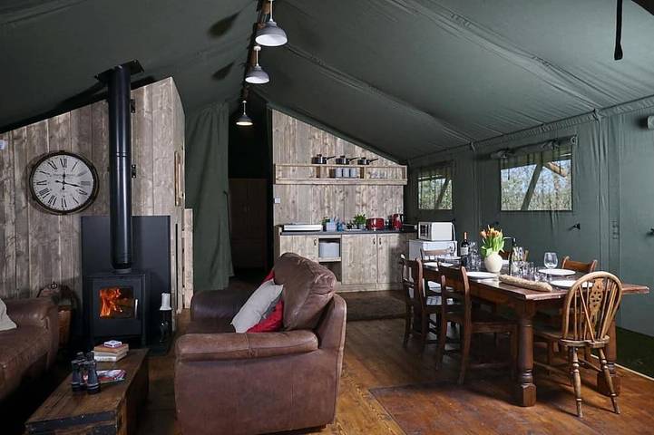 Glamping for 6 people, with hot tub in Brecon Beacons