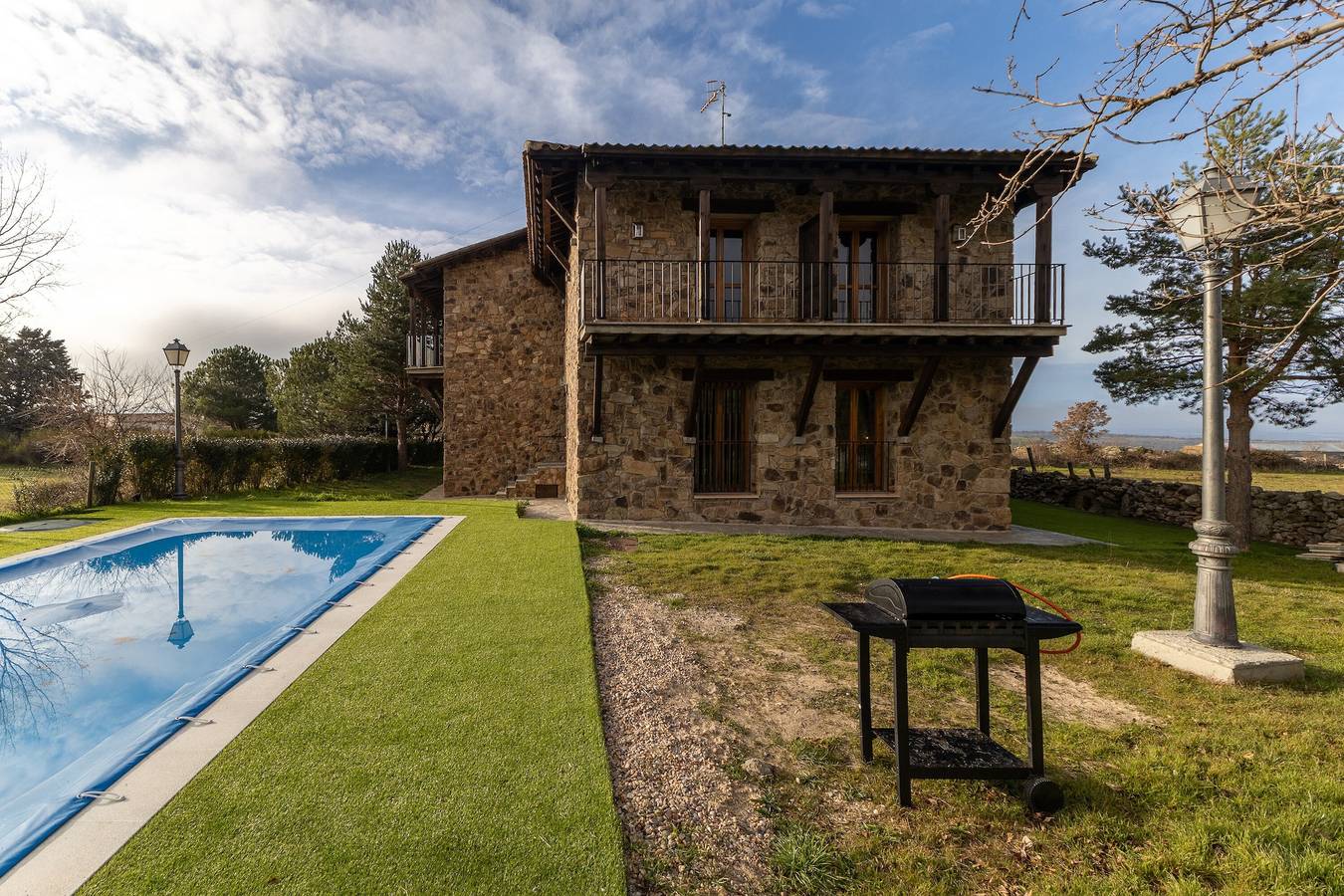 Maison de campagne « Punta Me Mansion De Gallegos » avec vue montagne, piscine privée et Wi-Fi in Gallegos, Province de Ségovie