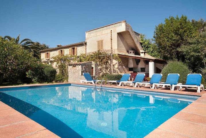 Landhaus 'Punxa' mit Bergblick, WLAN und Klimaanlage in Pollença Stadt, Pollença