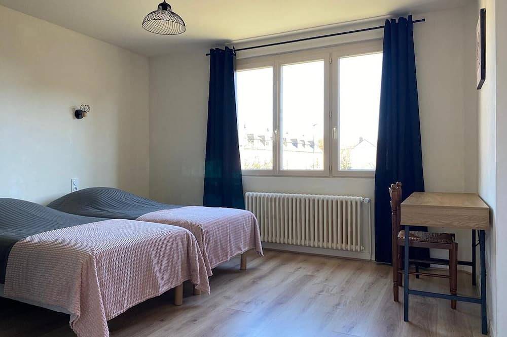Grande Maison en Bord de l'Eau avec Jardin - 6 Chambres, Proche Commerces in La Chartre-sur-le-Loir, Vallée de la Loire