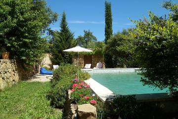 Gîte pour 4 personnes, avec jardin et piscine à Brignoles