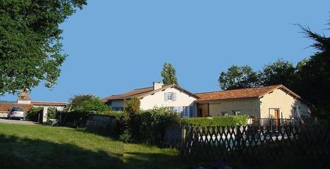 Gîte pour 6 personnes, avec piscine ainsi que jardin et terrasse en Charente