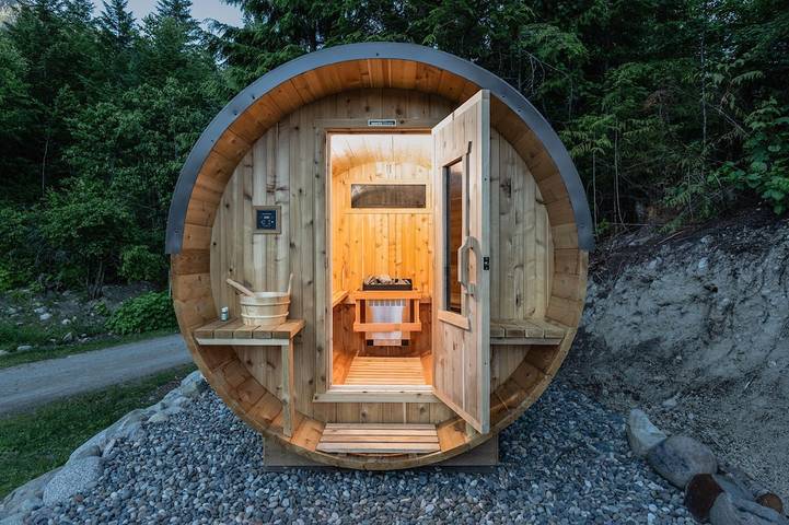 Log cabin for 6 people, with balcony and sauna as well as hot tub in British Columbia