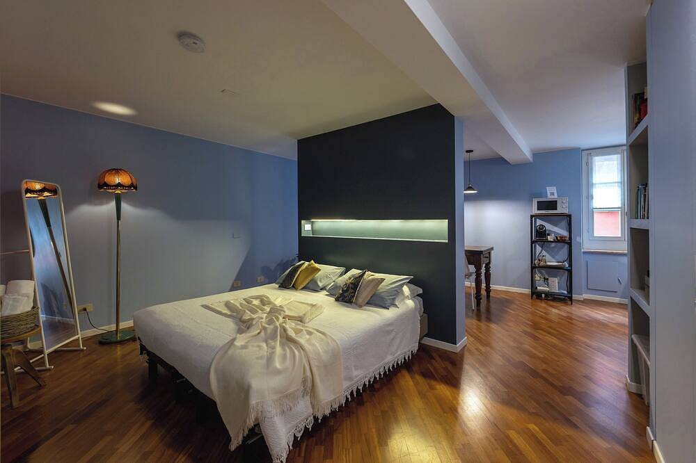 Entire apartment, [Duomo 100m] Cozy studio apartment - strong Wi-Fi in Parma, Parma Province