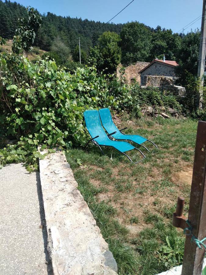 Location de vacances pour 6 personnes, avec vue et jardin à Saint-Haon