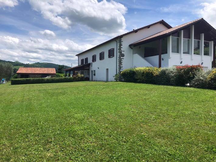 Gîte pour 5 personnes, avec Terrasse ainsi que Jardin et Vue à Larceveau-Arros-Cibits