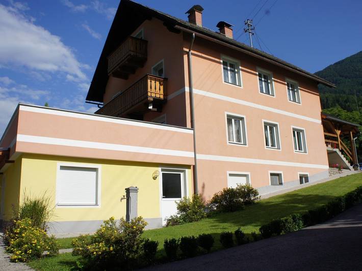Ferienwohnung für 5 Personen, mit Balkon/Terrasse und Terrasse sowie Garten in Flattach