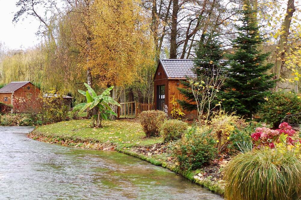 Cabane la terre est ronde pour ceux qui s'aiment in Colleville, Région du Havre