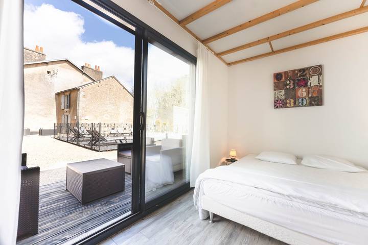 Gîte pour 4 personnes, avec piscine et jardin ainsi que terrasse et jacuzzi