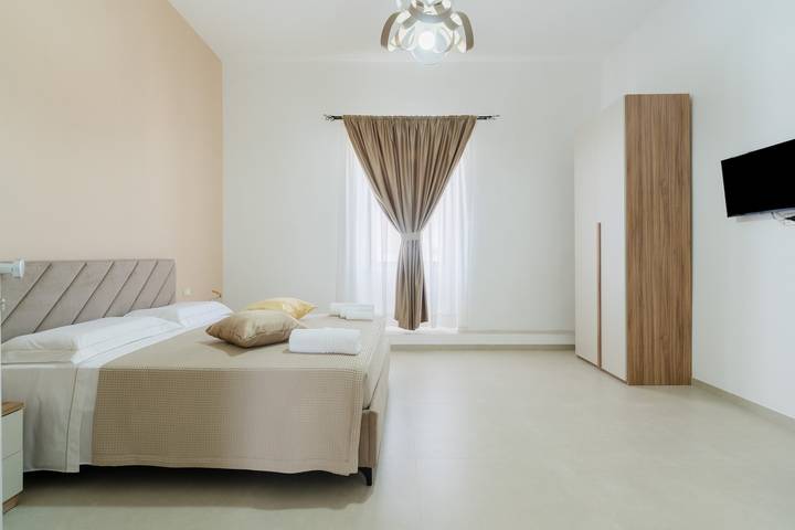Bed and Breakfast 'Camera Roger' with Balcony, Wi-Fi and Air Conditioning in Galatone, Gulf of Taranto