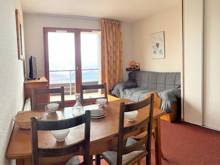 Chalet pour 4 personnes, avec balcon et piscine dans Le Corbier