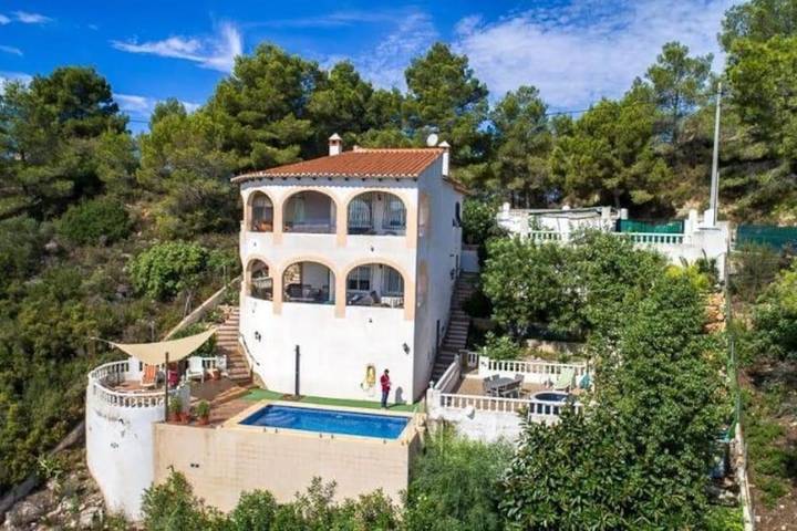 Chalet für 6 Personen, mit Balkon und Terrasse sowie Garten und Pool in Oliva