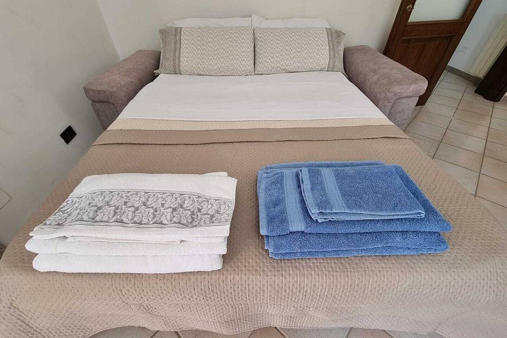 2 Double Beds, Mini Fridge, Coffee Machine, Microwave Oven, Table. in Poggio dei Pini, Capoterra