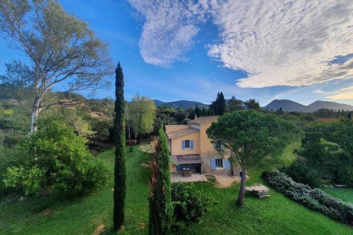 Location de vacances pour 14 personnes, avec Terrasse et Jardin à Rousset-les-Vignes