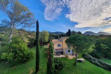 Location de vacances pour 14 personnes, avec terrasse et jardin à Rousset-les-Vignes