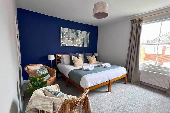 Basement Game Room & Workspace Two Spacious Bedrooms Close to Train Station in Warwick, Warwickshire