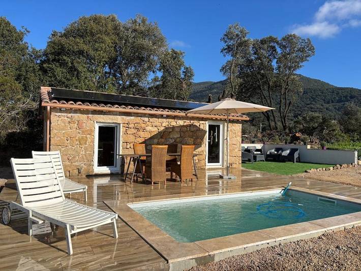 Villa pour 2 personnes, avec piscine ainsi que jardin et vue, animaux acceptés